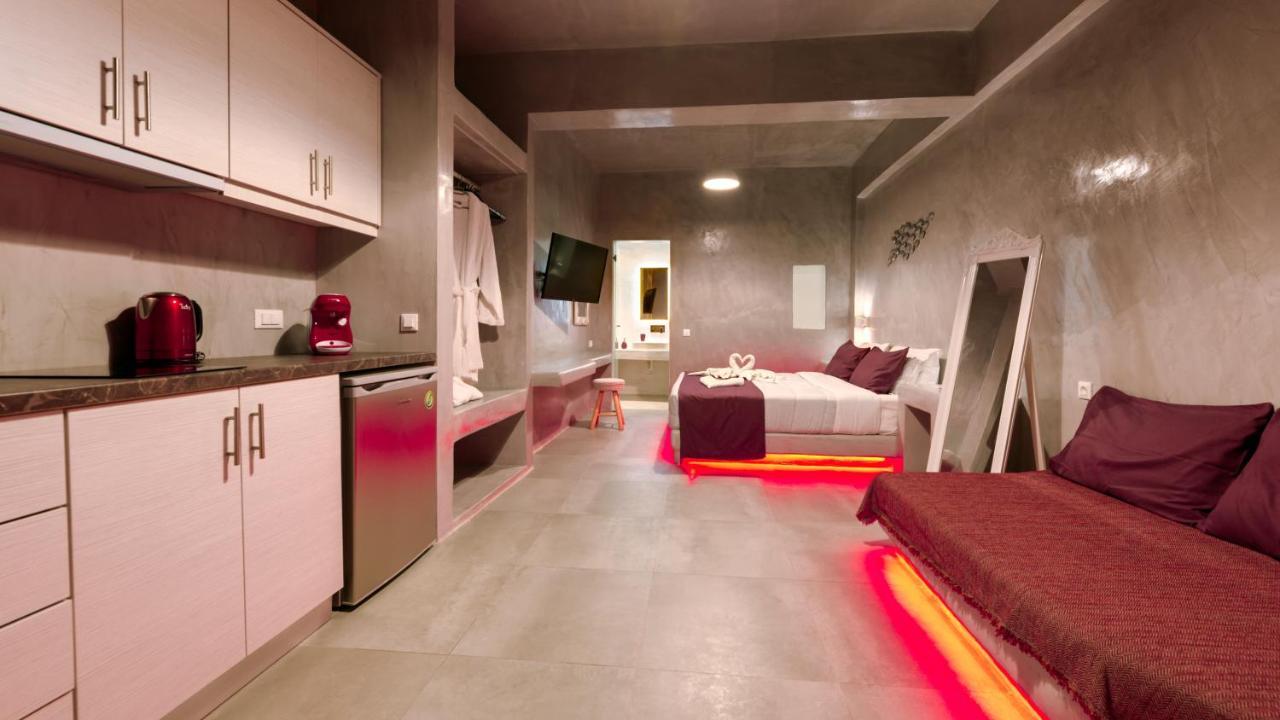 The Muses Of Santorini Private Jacuzzi Suites Vothon Bagian luar foto