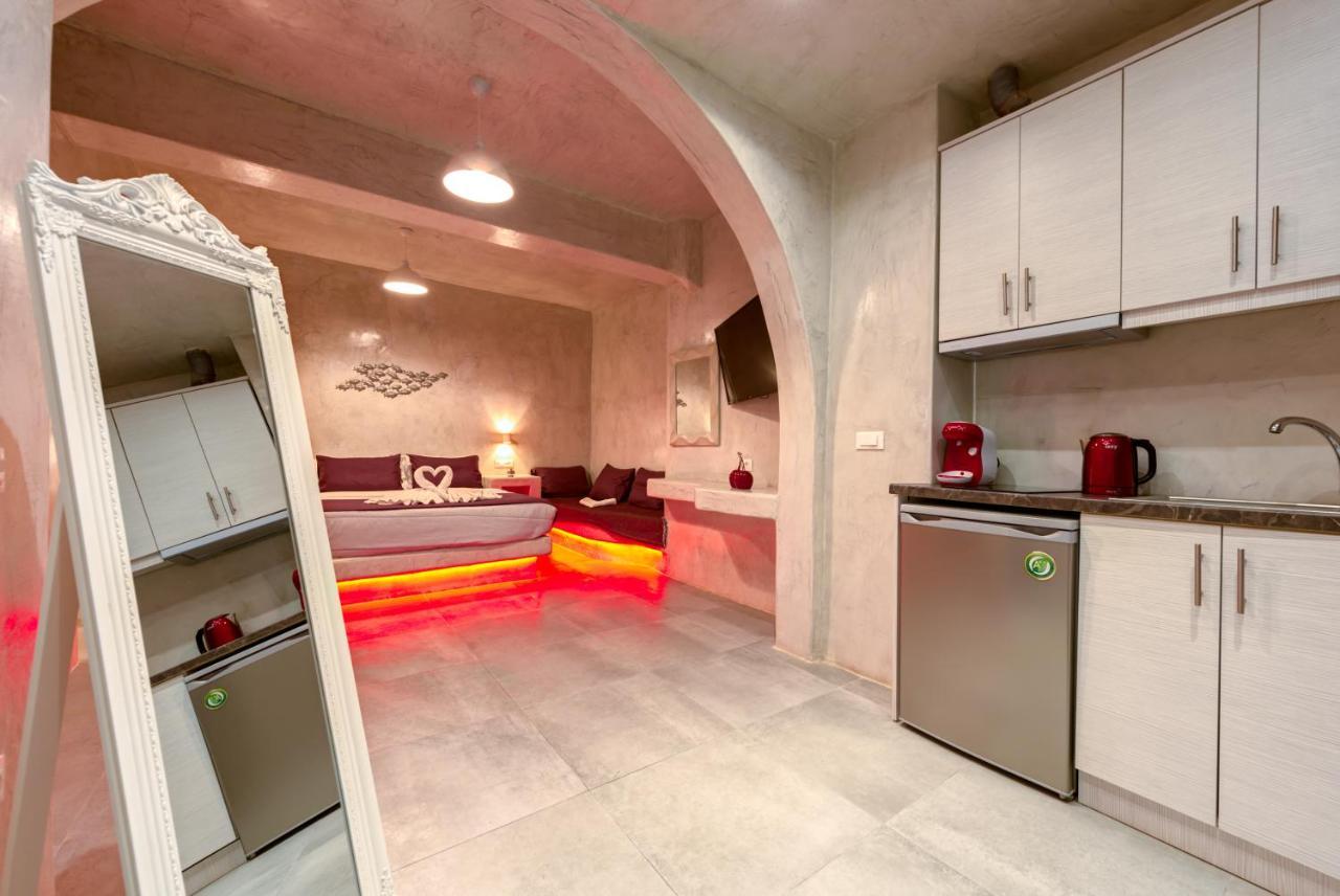 The Muses Of Santorini Private Jacuzzi Suites Vothon Bagian luar foto